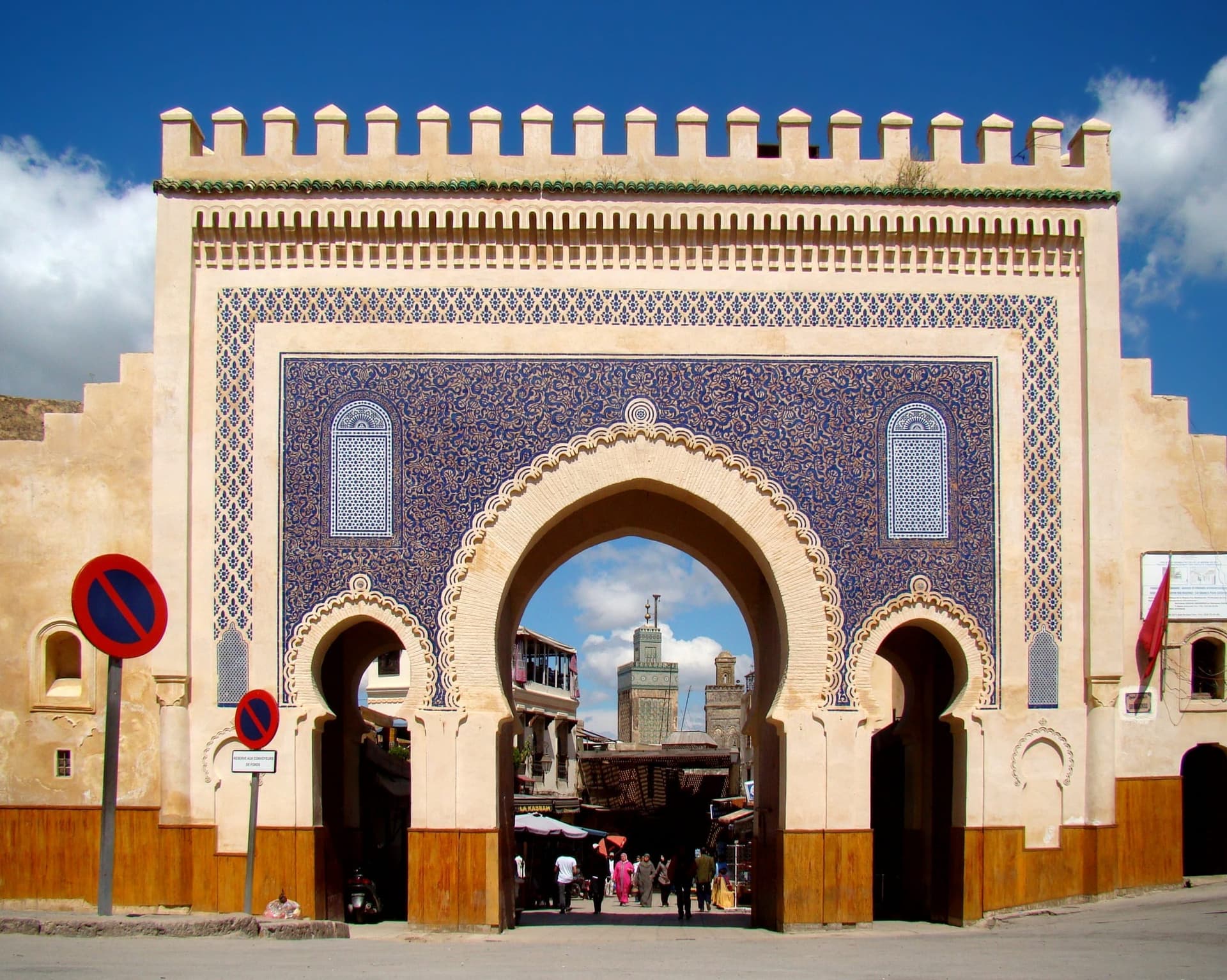 أسطح المدينة العتيقة بفاس في ضوء المساء الدافئ